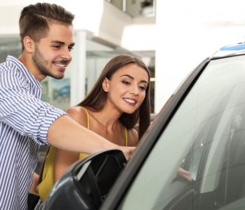 Comparison between CarCoop Rent‑to‑Own and traditional car loans, illustrating key differences in flexibility, ownership timing and finance structure.